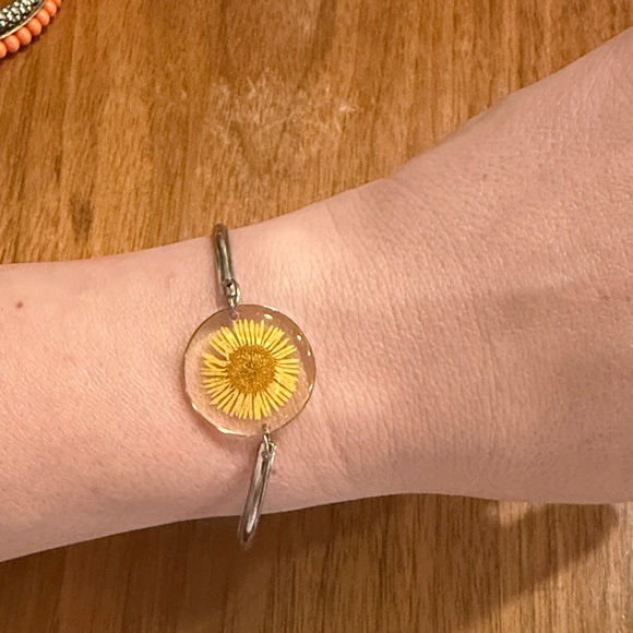 Vintage Gold Floral Bracelet - Picture 2 of 3